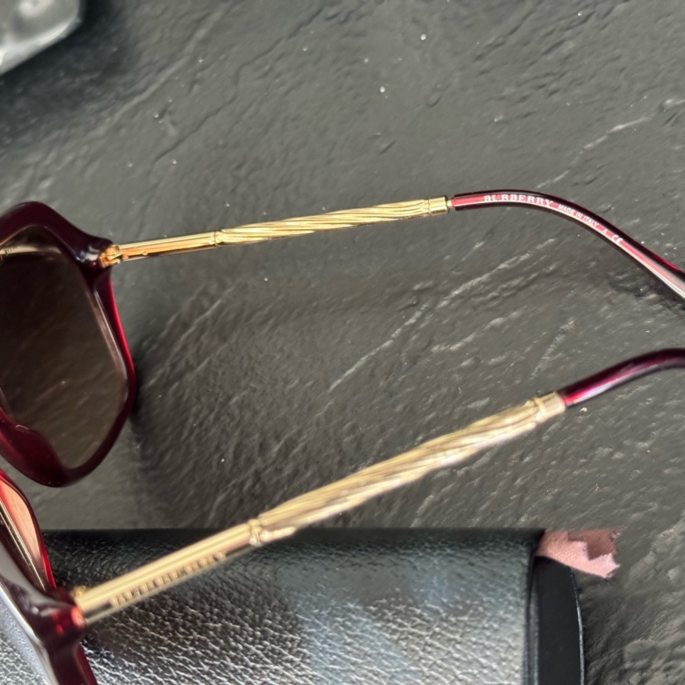 Burberry Red Oversized Sunglasses - Picture 6 of 7